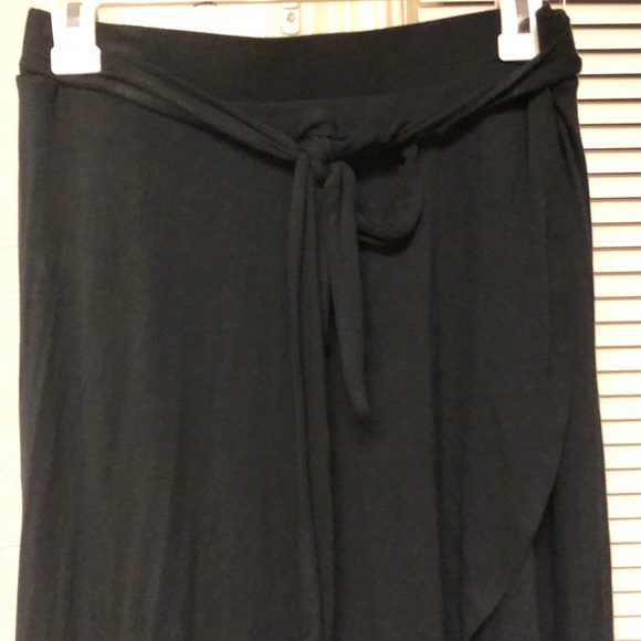 High low black skirt - Picture 3 of 3